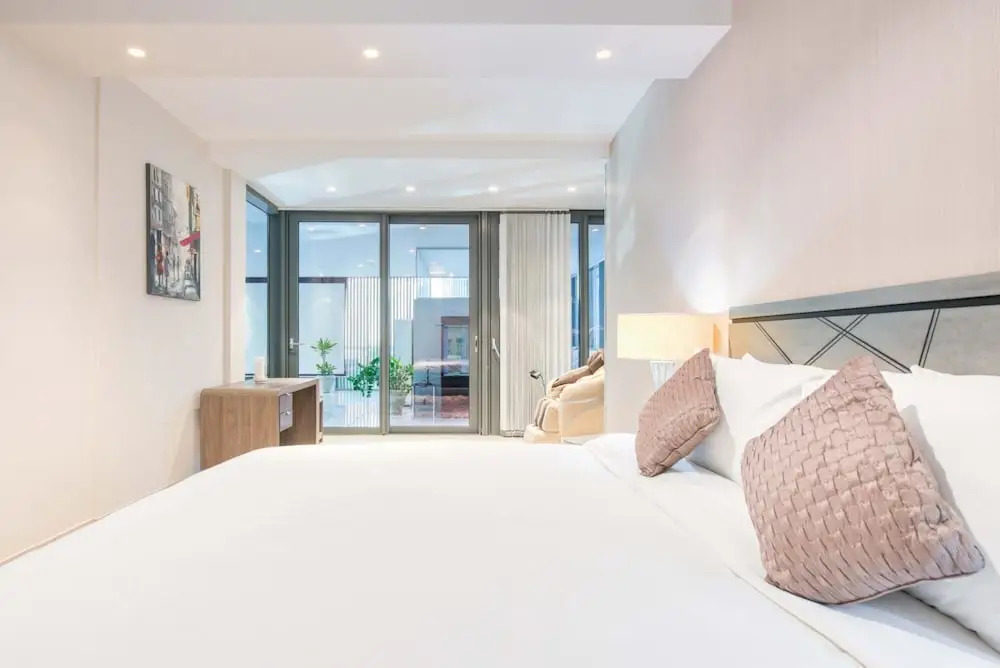Дубай: Luxury Apt w Private Jacuzzi Overlooking the Water