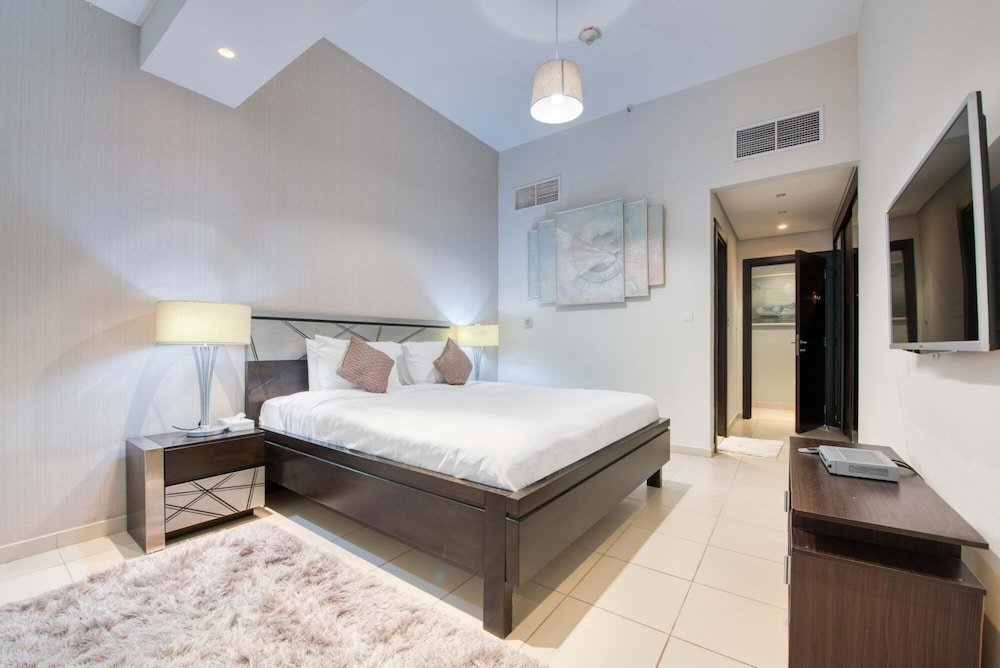 Дубай: Luxury Apt w Private Jacuzzi Overlooking the Water