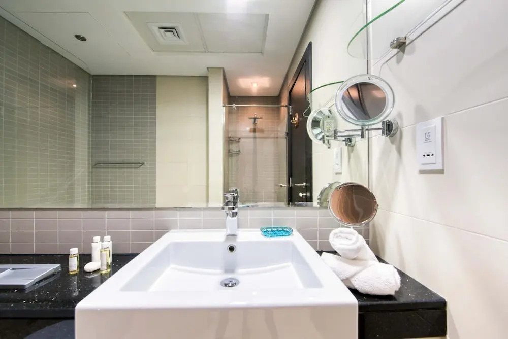 Дубай: Luxury Apt w Private Jacuzzi Overlooking the Water