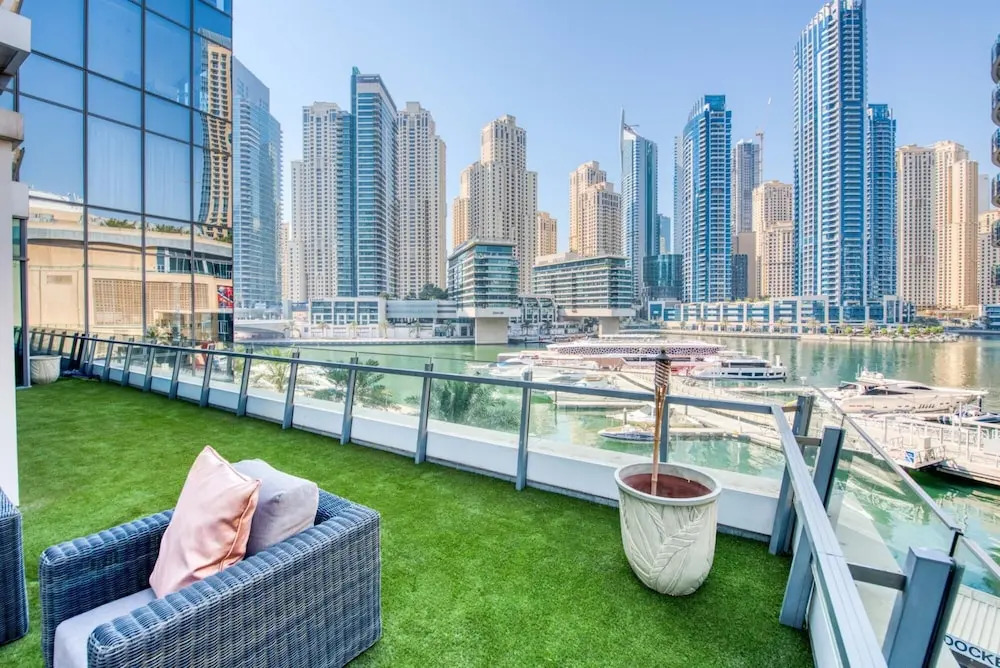Дубай: Luxury Apt w Private Jacuzzi Overlooking the Water