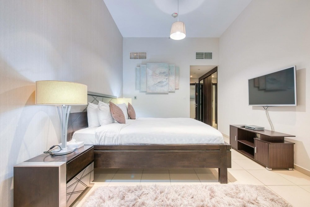 Дубай: Luxury Apt w Private Jacuzzi Overlooking the Water