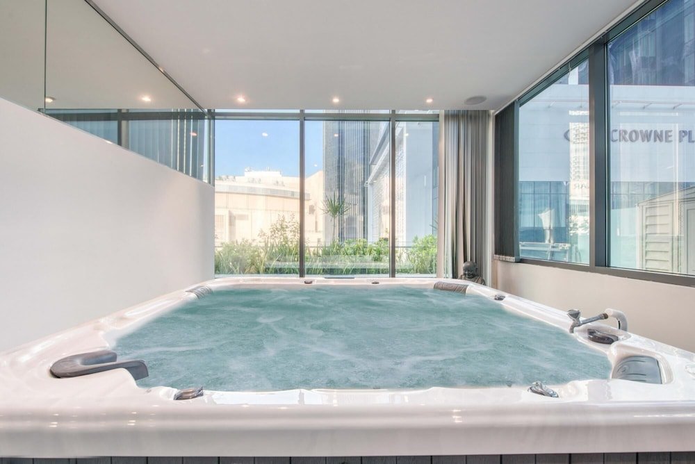 Дубай: Luxury Apt w Private Jacuzzi Overlooking the Water