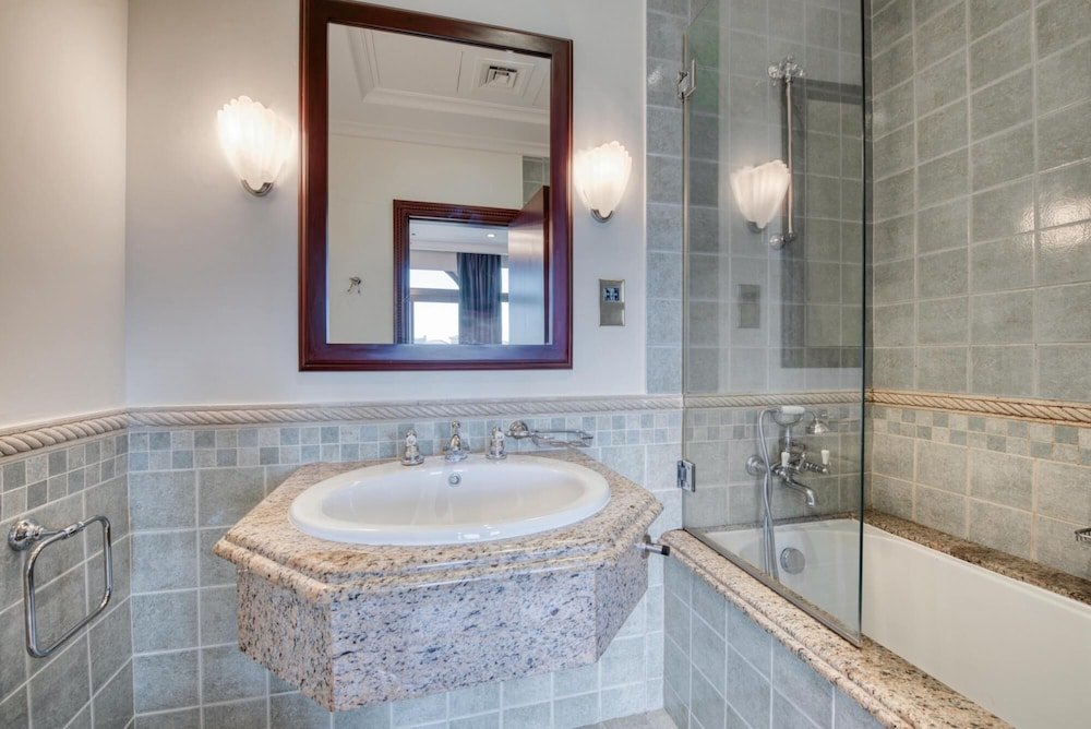 Дубай: Glamourous Beachfront Villa on The Palm w Pool