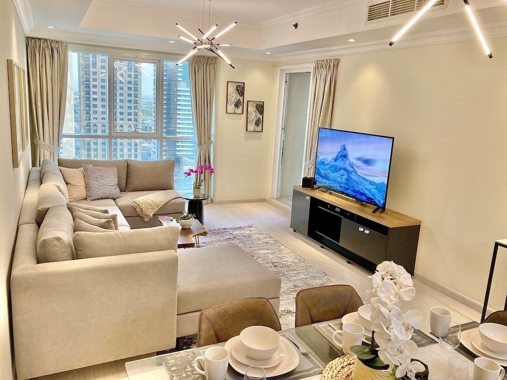 Дубай: Whitesage - Lakefront Apartment Amidst Parks With Lake Access