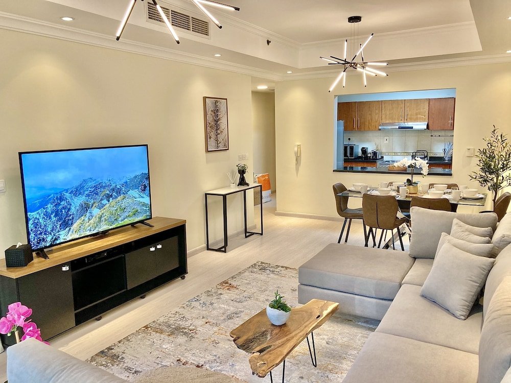 Дубай: Whitesage - Lakefront Apartment Amidst Parks With Lake Access