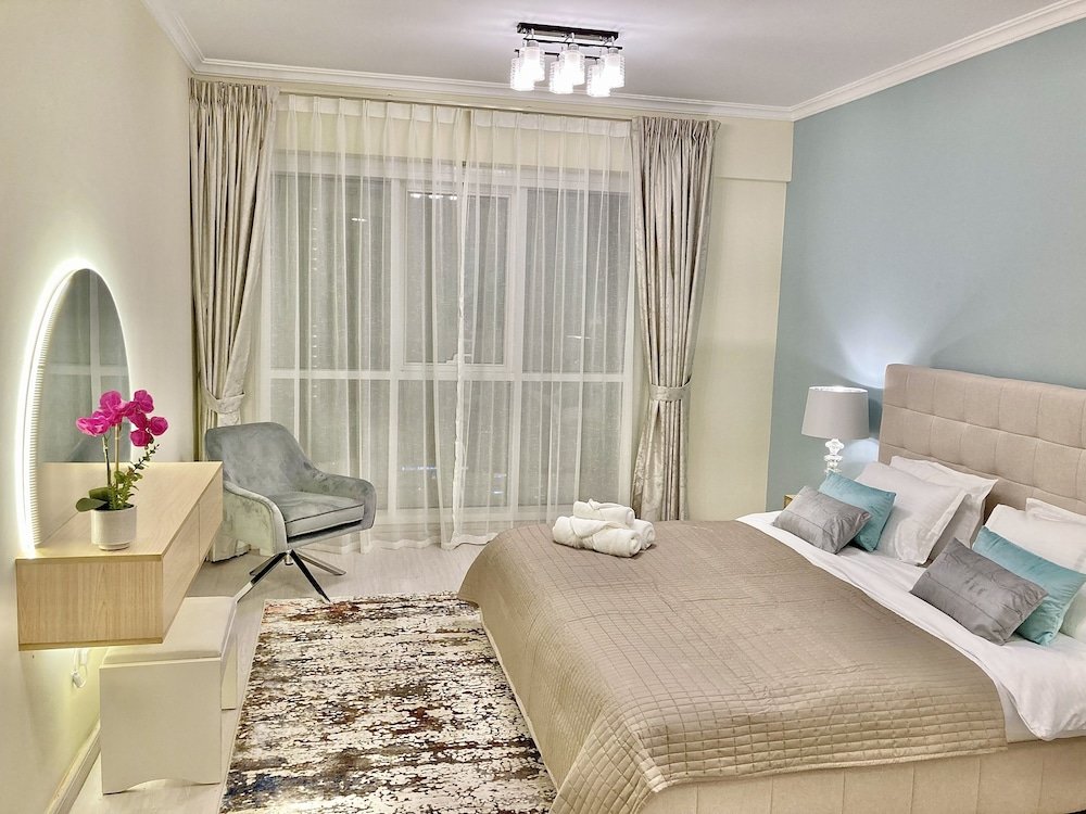 Дубай: Whitesage - Lakefront Apartment Amidst Parks With Lake Access
