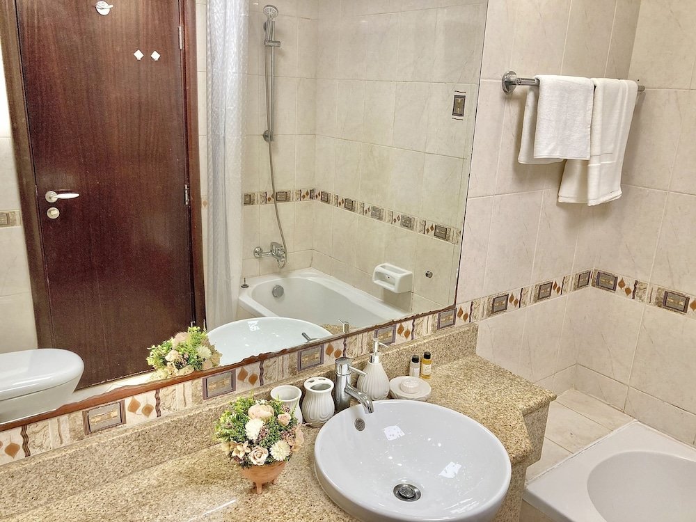 Дубай: Whitesage - Lakefront Apartment Amidst Parks With Lake Access