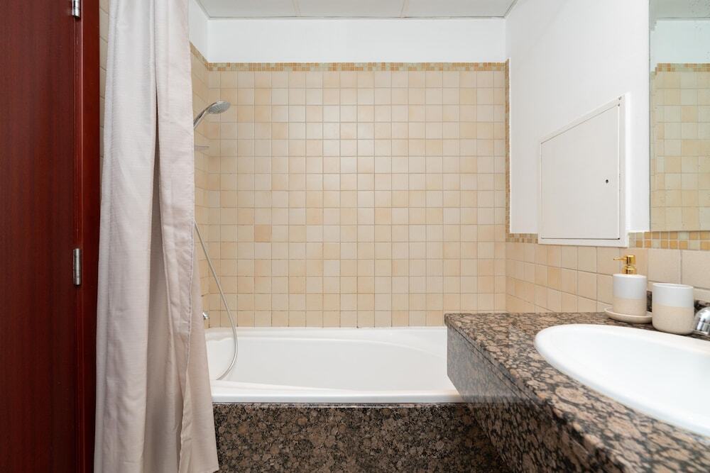 Дубай: Whitesage - Magnificent Waterfront Apt, Steps From the Beach
