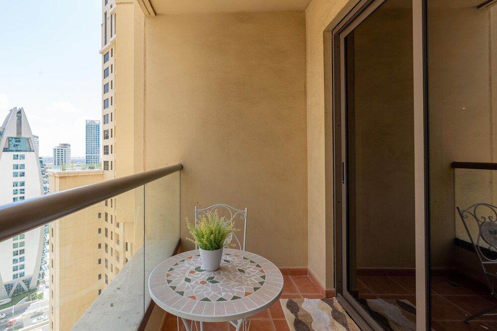 Дубай: Whitesage - Magnificent Waterfront Apt, Steps From the Beach