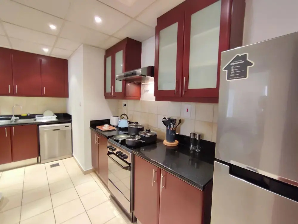 Дубай: Whitesage - Magnificent Waterfront Apt, Steps From the Beach