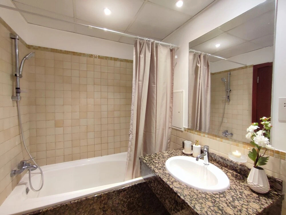 Дубай: Whitesage - Magnificent Waterfront Apt, Steps From the Beach