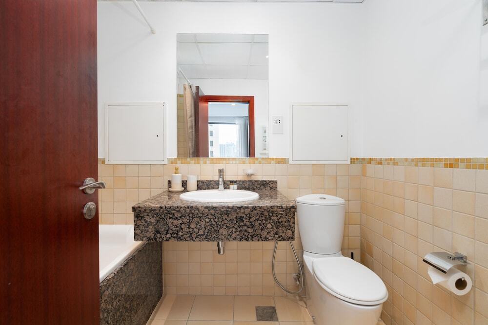 Дубай: Whitesage - Magnificent Waterfront Apt, Steps From the Beach
