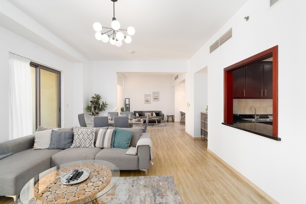 Дубай: Whitesage - Magnificent Waterfront Apt, Steps From the Beach