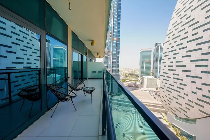 Дубай: Tanin - Apartment Amidst Lively Area With Pool and Balcony
