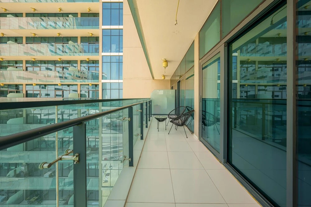 Дубай: Tanin - Apartment Amidst Lively Area With Pool and Balcony