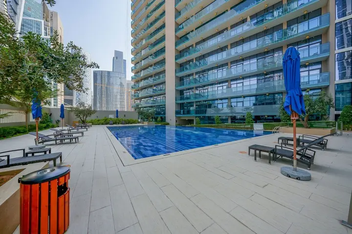 Дубай: Tanin - Apartment Amidst Lively Area With Pool and Balcony