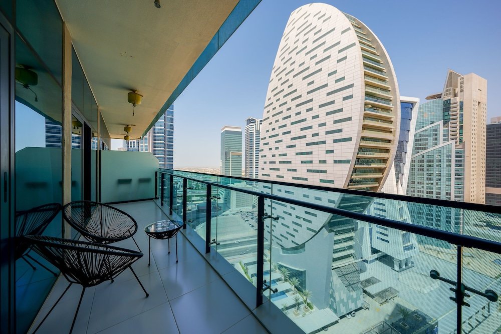 Дубай: Tanin - Apartment Amidst Lively Area With Pool and Balcony