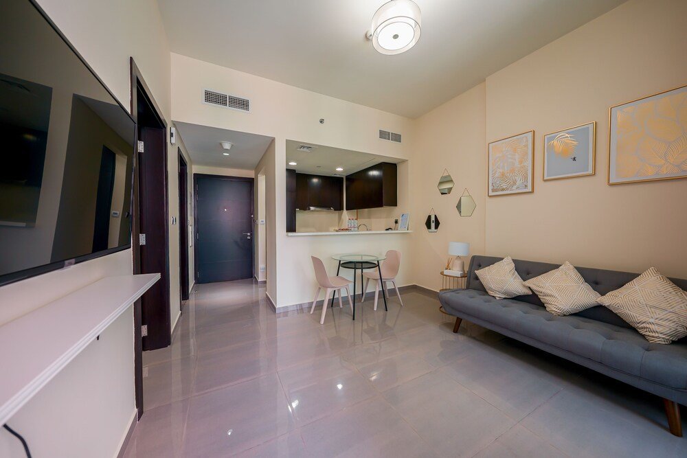 Дубай: Tanin - Apartment Amidst Lively Area With Pool and Balcony