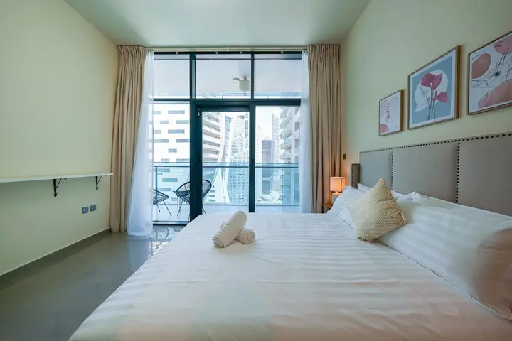 Дубай: Tanin - Apartment Amidst Lively Area With Pool and Balcony