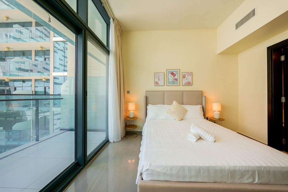 Дубай: Tanin - Apartment Amidst Lively Area With Pool and Balcony