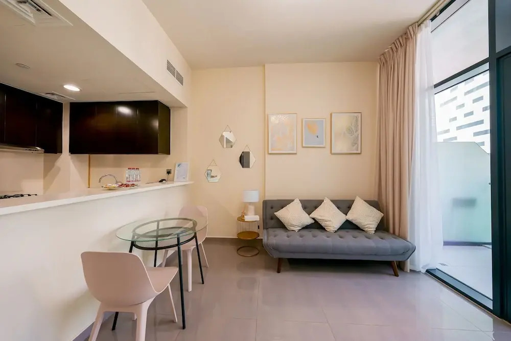 Дубай: Tanin - Apartment Amidst Lively Area With Pool and Balcony