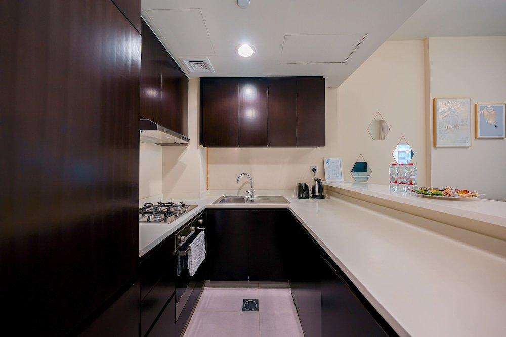 Дубай: Tanin - Apartment Amidst Lively Area With Pool and Balcony