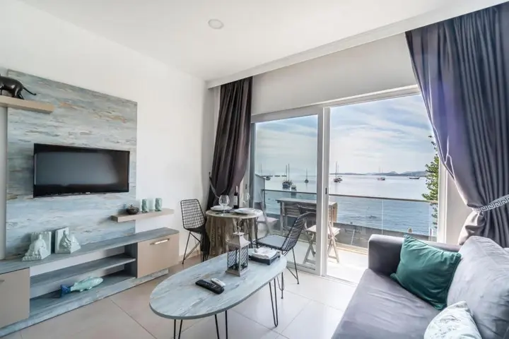 Бодрум: Seafront Flat With Fascinating Sea View in Bodrum