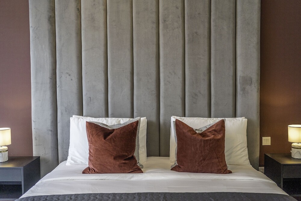 Дубай: Spacious Art Deco Apt with Burj,Canal Views