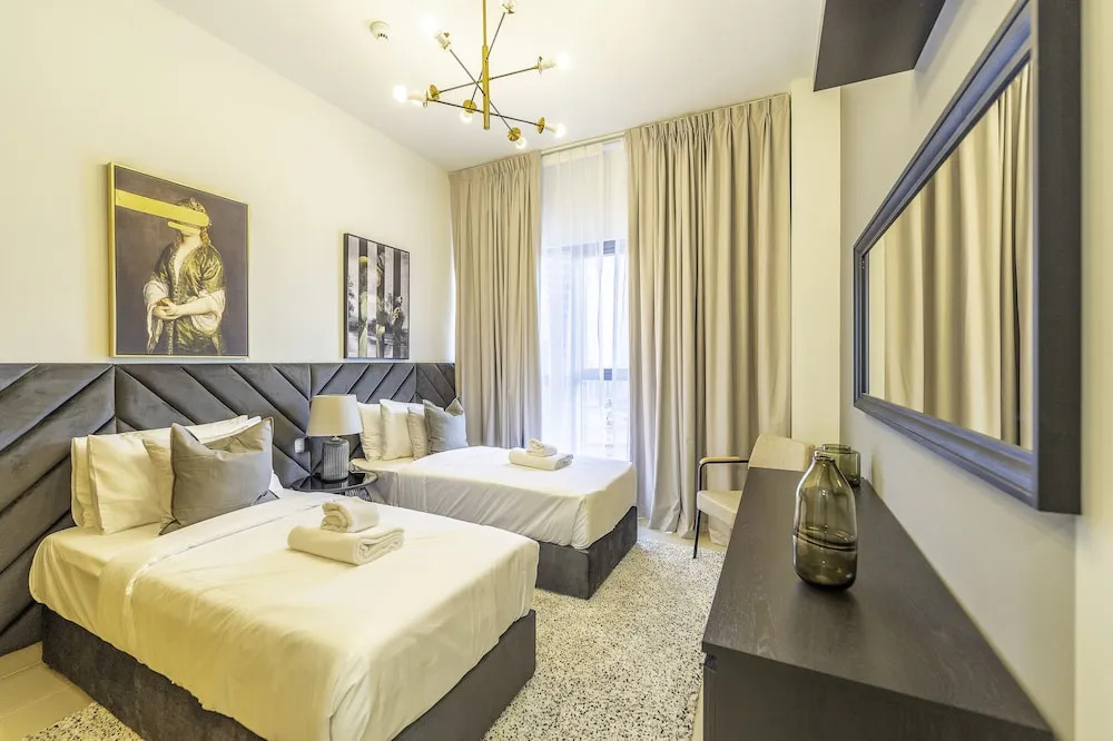 Дубай: Spacious Art Deco Apt with Burj,Canal Views
