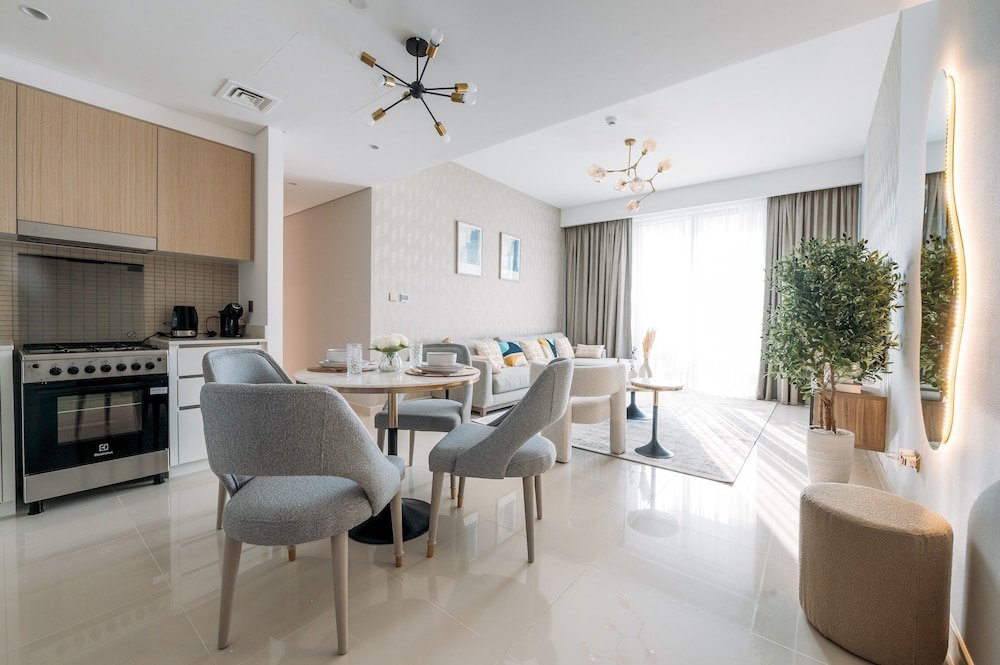 Дубай: Elegant Stay: Balcony & Stunning Dubai Creek Views