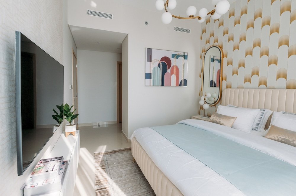Дубай: Elegant Stay: Balcony & Stunning Dubai Creek Views