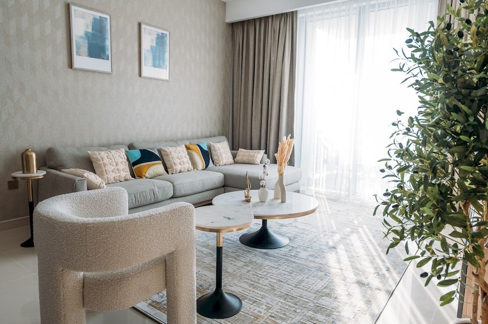 Дубай: Elegant Stay: Balcony & Stunning Dubai Creek Views