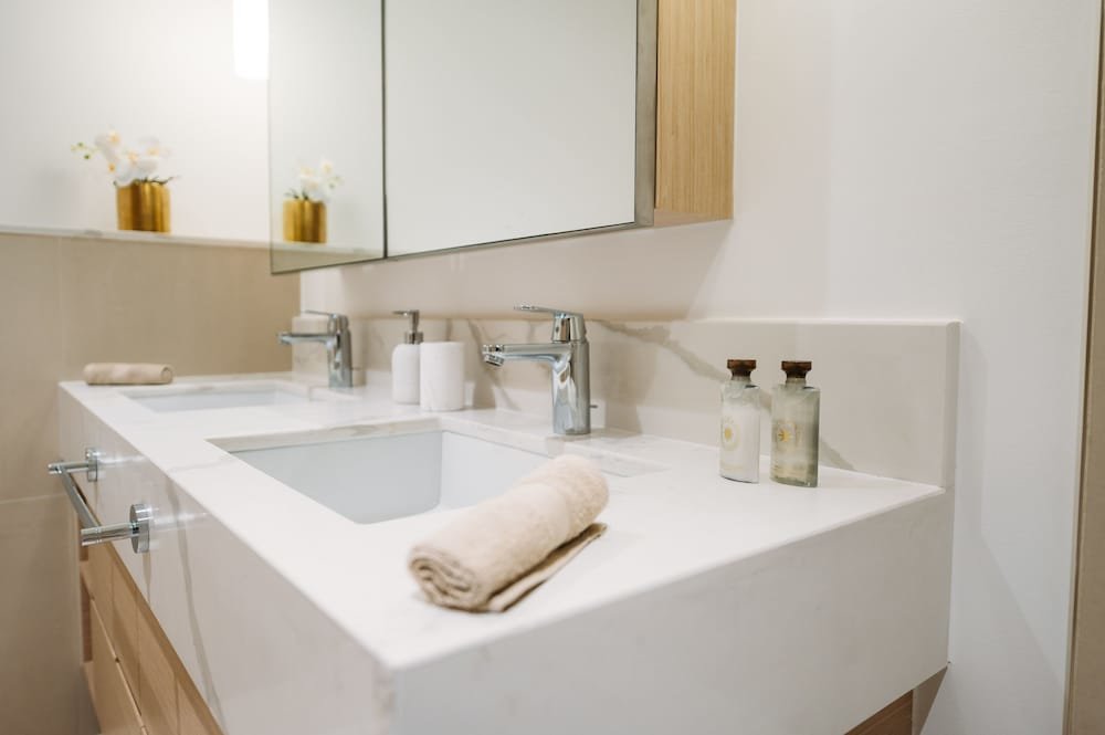 Дубай: Elegant Stay: Balcony & Stunning Dubai Creek Views