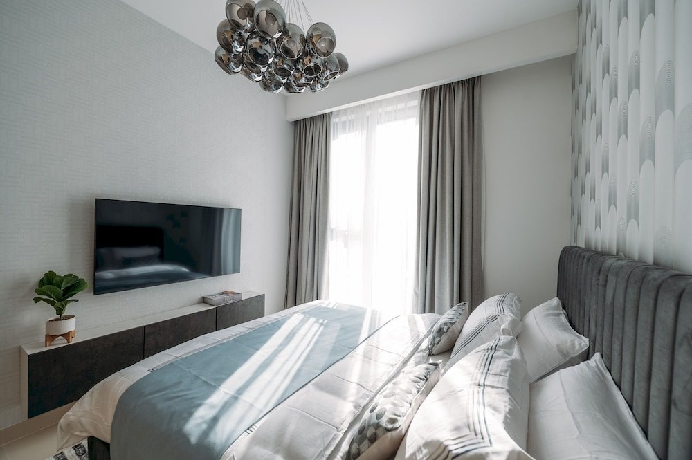 Дубай: Elegant Stay: Balcony & Stunning Dubai Creek Views