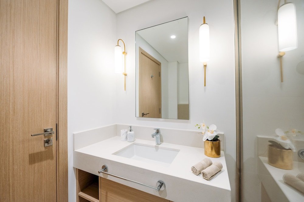 Дубай: Elegant Stay: Balcony & Stunning Dubai Creek Views
