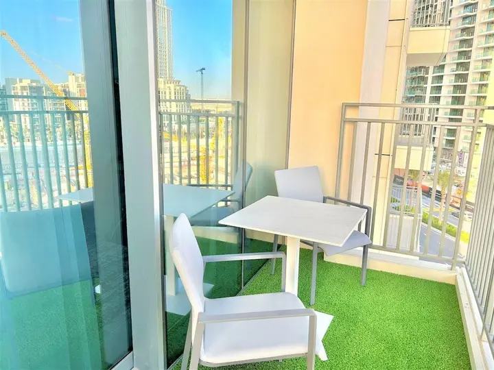 Дубай: Elegant Stay: Balcony & Stunning Dubai Creek Views