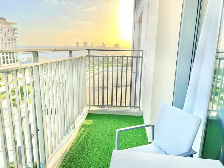 Дубай: Elegant Stay: Balcony & Stunning Dubai Creek Views