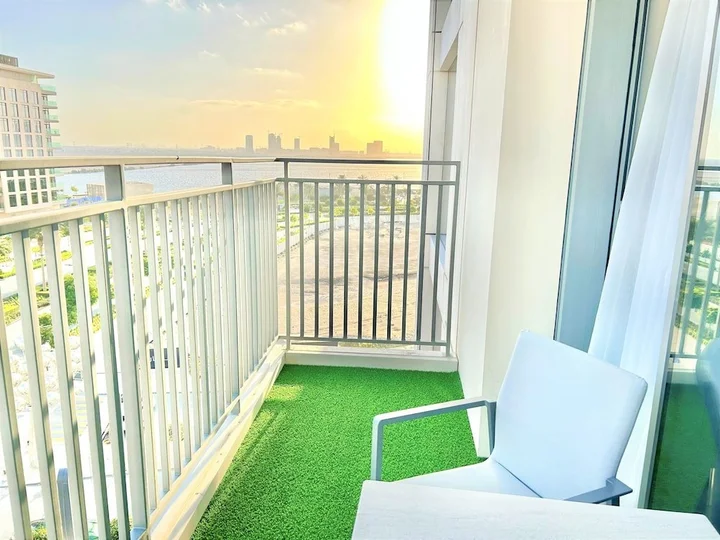 Дубай: Elegant Stay: Balcony & Stunning Dubai Creek Views