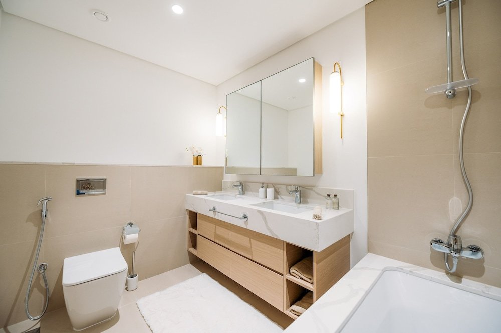 Дубай: Elegant Stay: Balcony & Stunning Dubai Creek Views