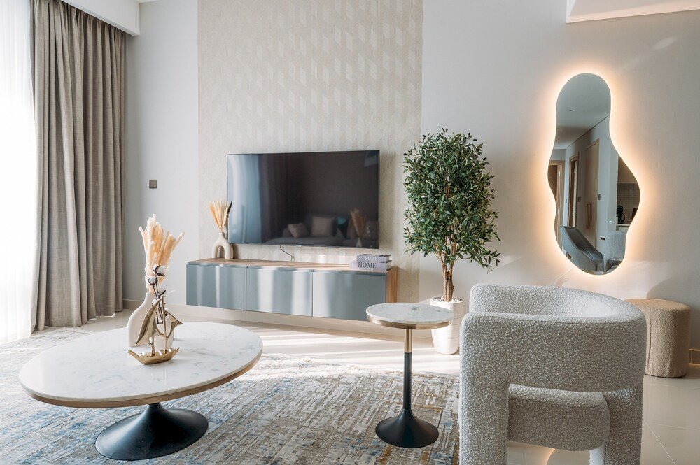 Дубай: Elegant Stay: Balcony & Stunning Dubai Creek Views