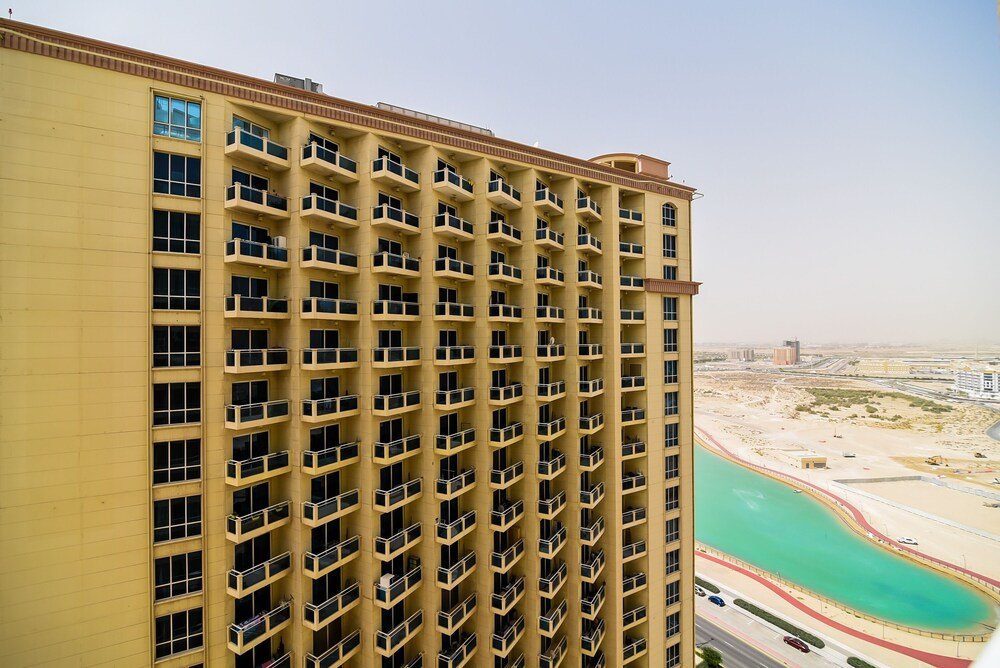 Дубай: GreenFuture - Spacious Apartment Close to Dubai Sports City