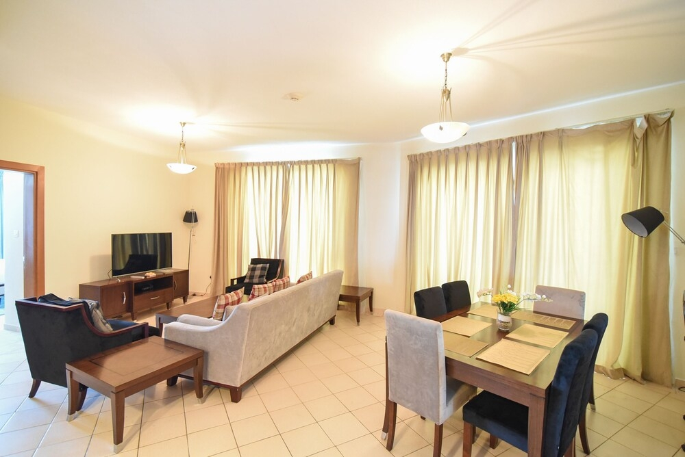 Дубай: GreenFuture - Spacious Apartment Close to Dubai Sports City