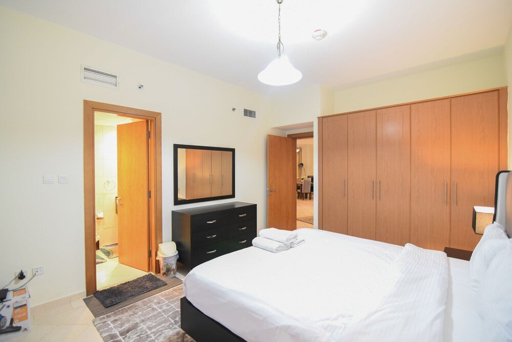 Дубай: GreenFuture - Spacious Apartment Close to Dubai Sports City