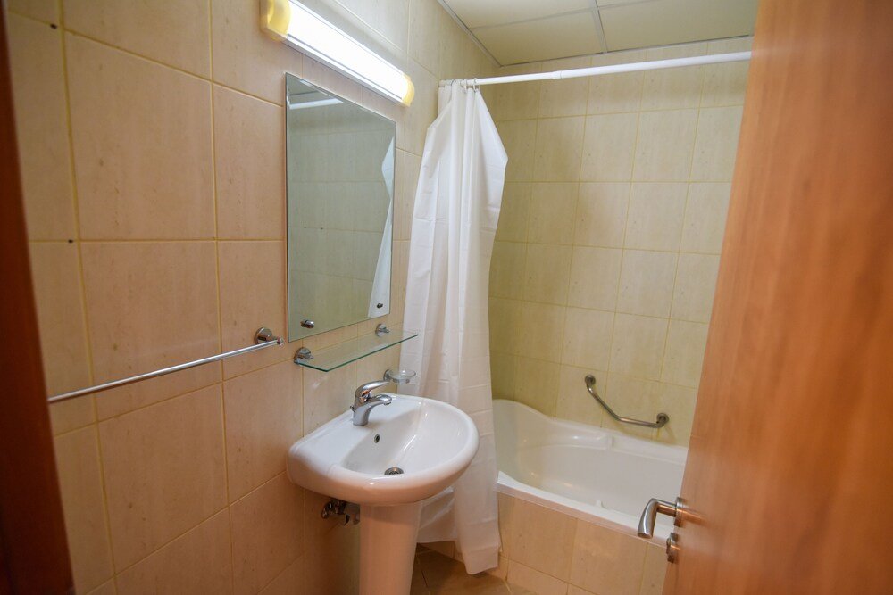 Дубай: GreenFuture - Spacious Apartment In Serene Area With Pool