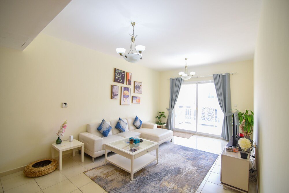 Дубай: GreenFuture - Spacious Apartment In Serene Area With Pool