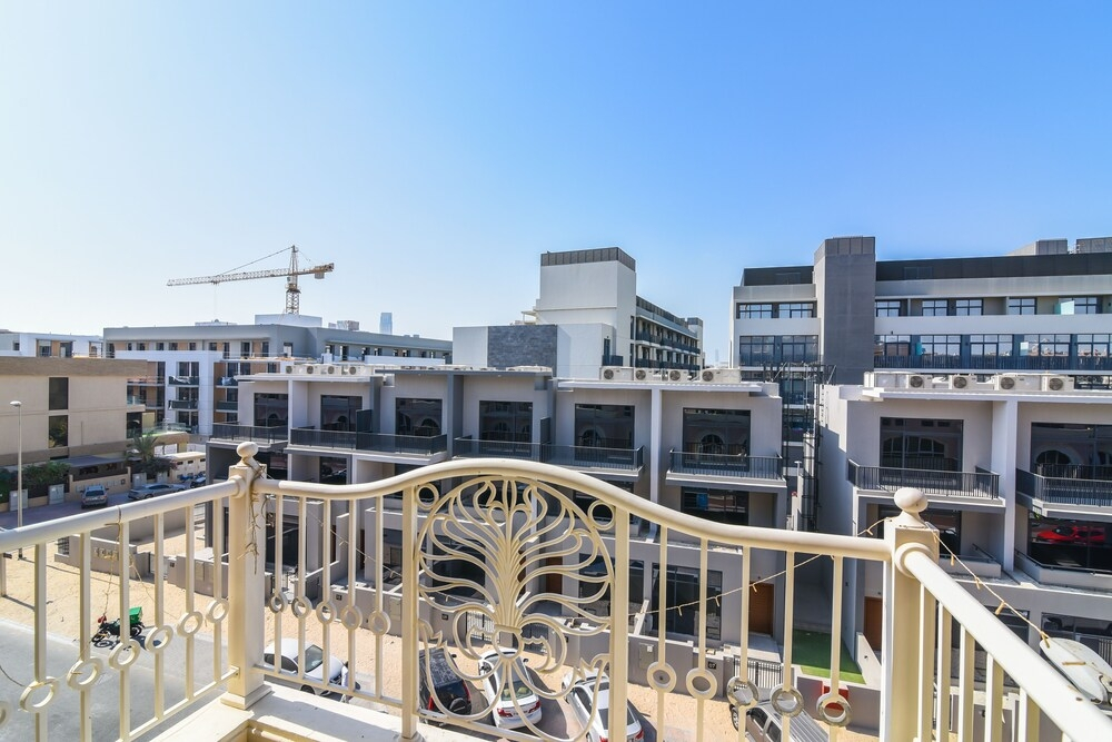 Дубай: GreenFuture - Spacious Apartment In Serene Area With Pool