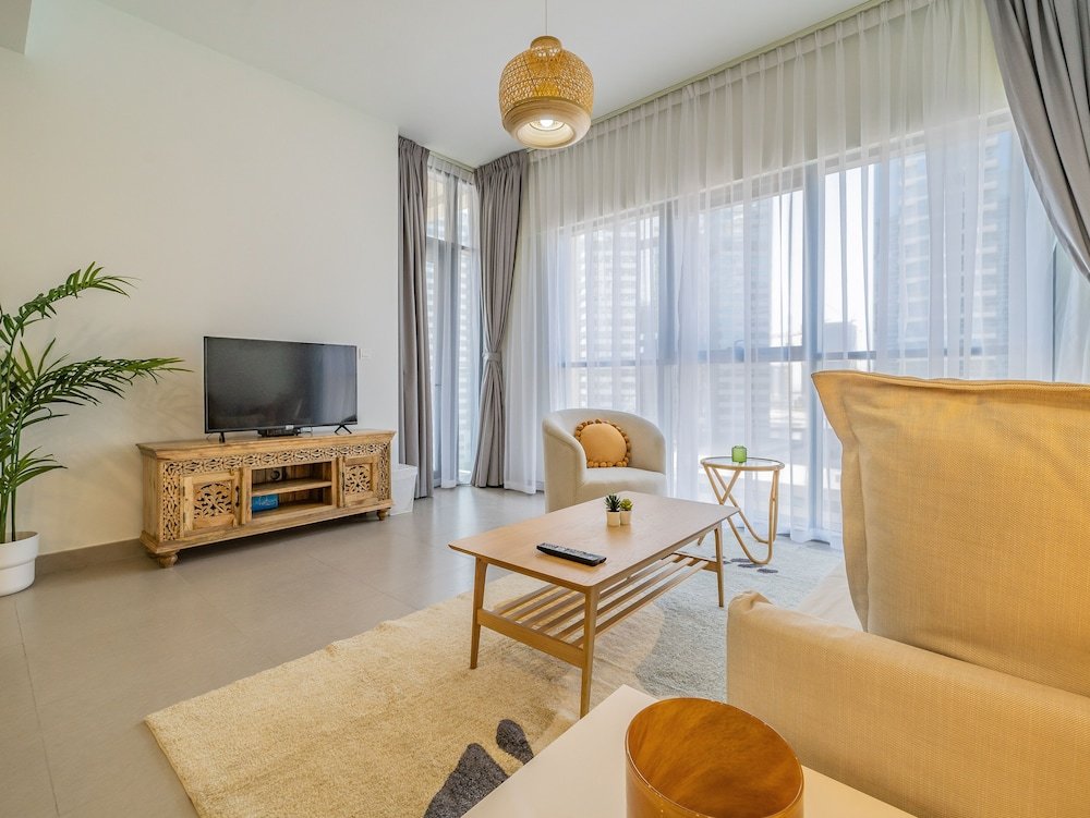 Дубай: Charming Tropical Apartment Minutes To Dubai Mall