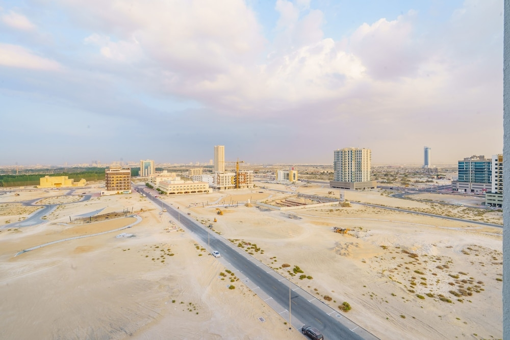 Guests and Cohost - Timeless and Stylish Apt with Balcony in DubaiLand — фото 6