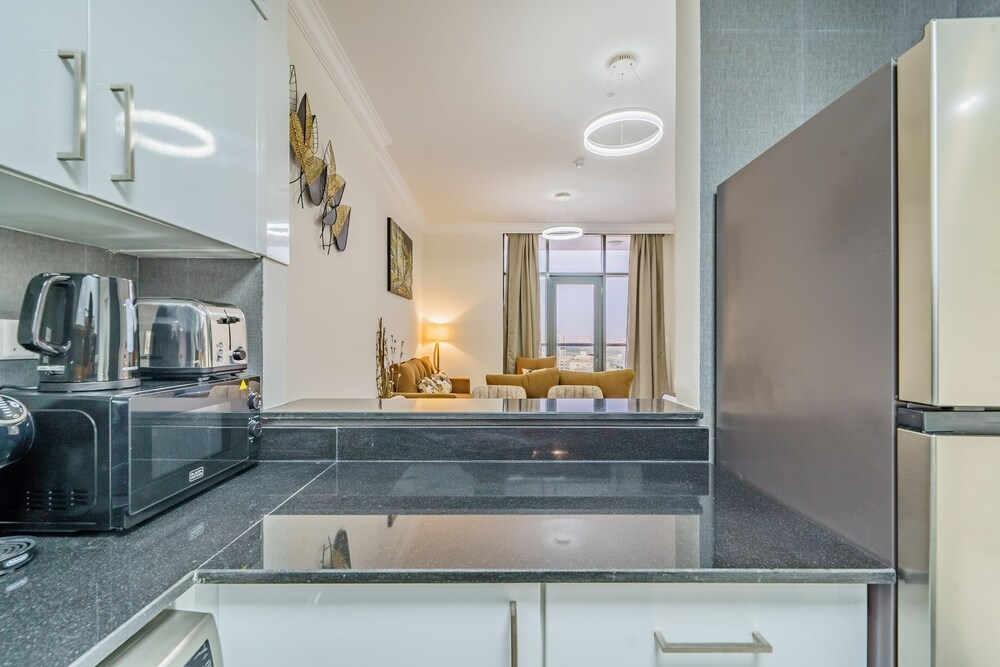 Guests and Cohost - Timeless and Stylish Apt with Balcony in DubaiLand — фото 4