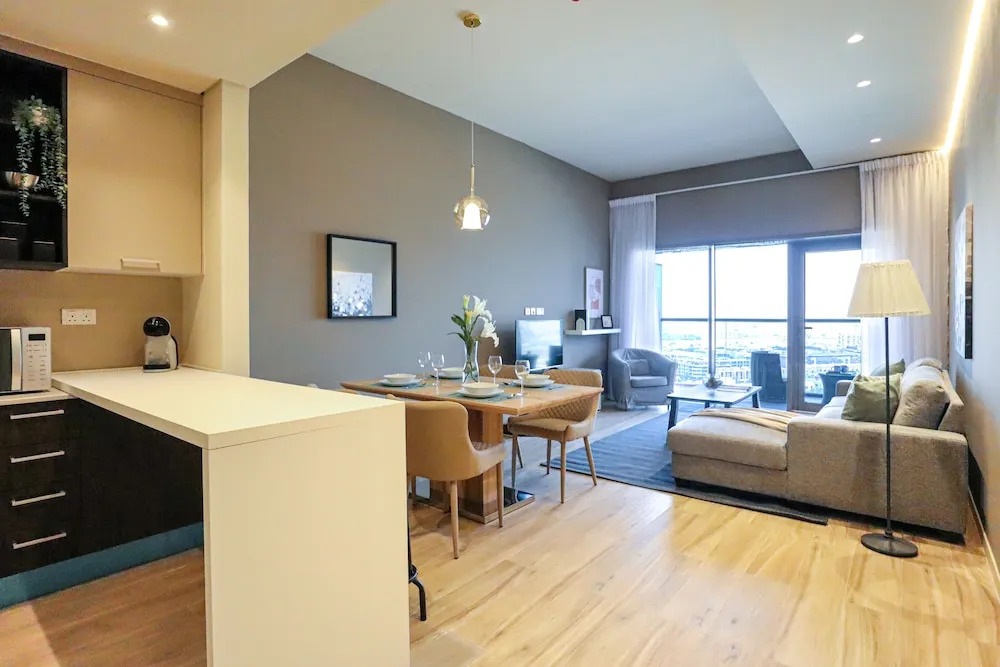 Дубай: WelHome - Evergreen Apartment Amidst Vibrant JVC With Pool